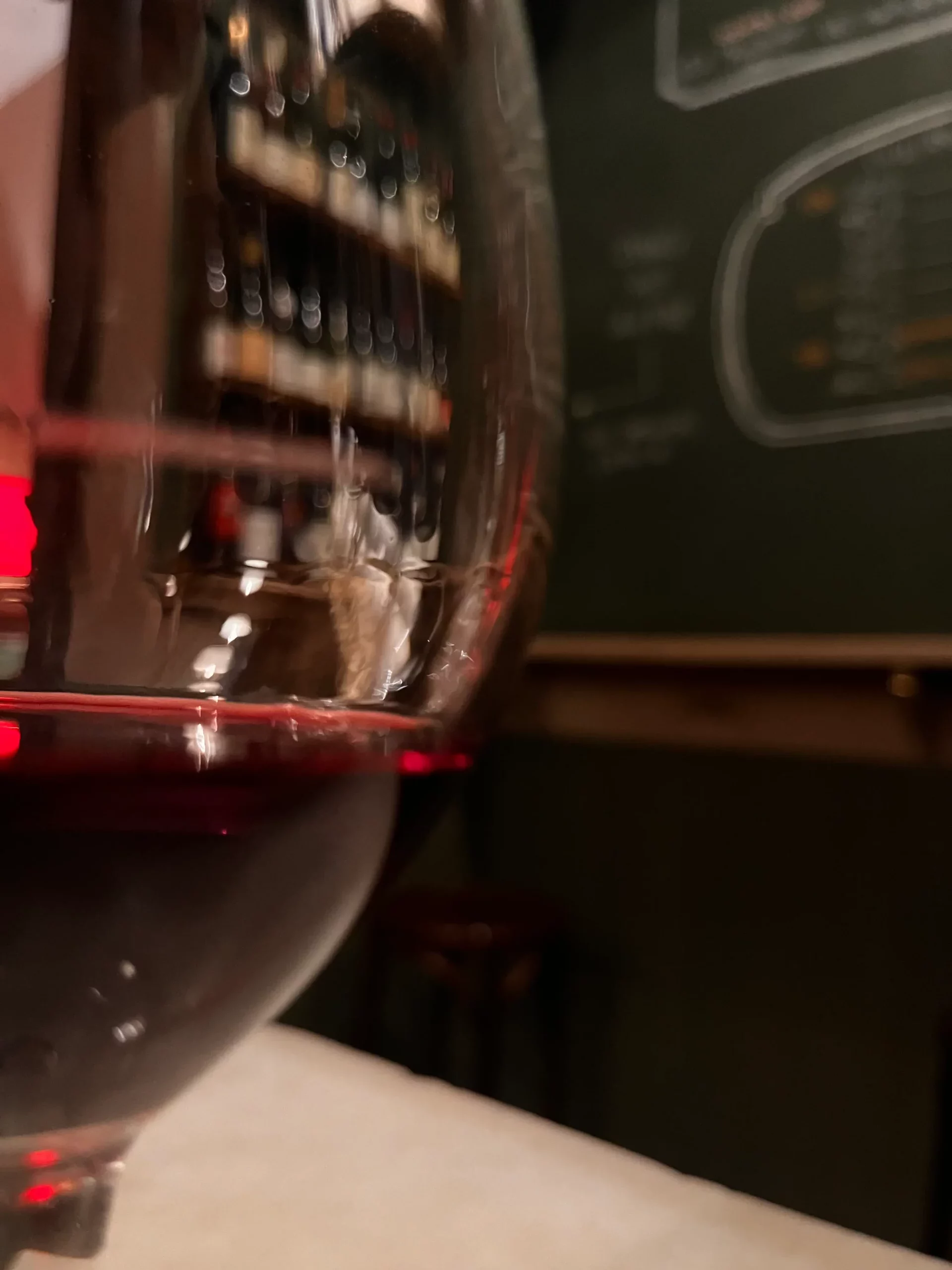 Copa de vino tinto en primer plano en una taberna